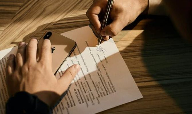 signature-pro-wB9iWZKwljw-unsplash